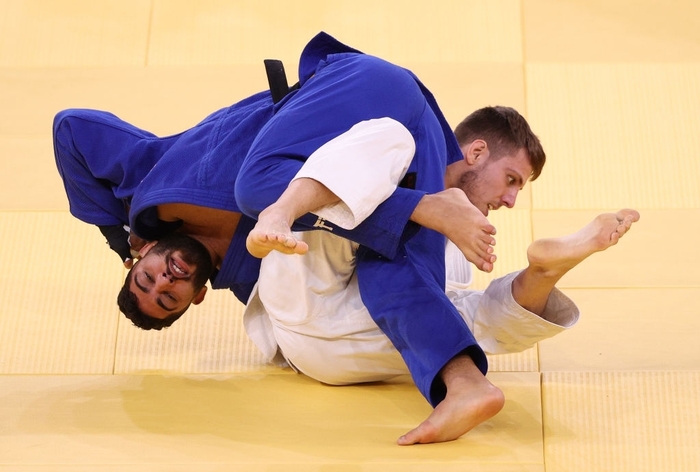 Tohar Butbul (áo xanh) đấu với Arthur Margelidon (áo trắng) tại Olympic Tokyo