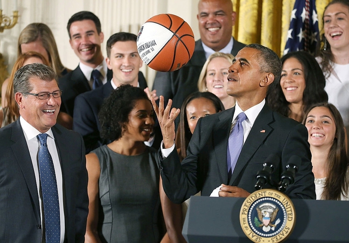 Cựu tổng thống Barack Obama dấn thân vào NBA - Ảnh 1.