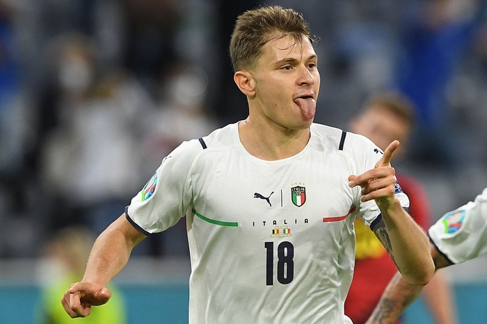 Cầu thủ Ý tiến vào khán đài, ôm chầm lấy CĐV để ăn mừng chiến thắng oanh liệt ở tứ kết Euro - Ảnh 1.