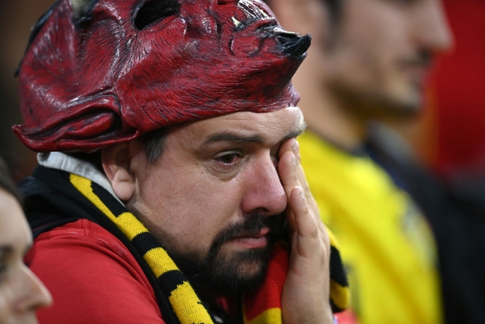 Fan Bỉ bật khóc sau thất bại trước Ý - Ảnh 1.