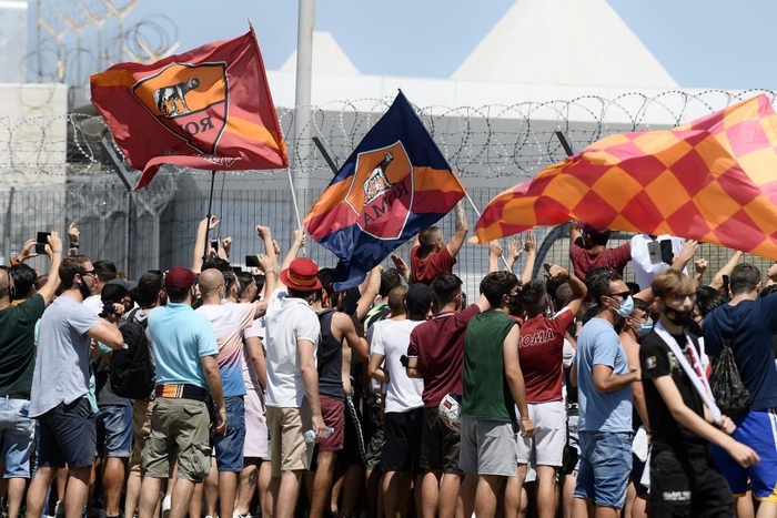 Người dân Roma đổ xô ra đường mở hội chào đón tân HLV Mourinho - Ảnh 1.