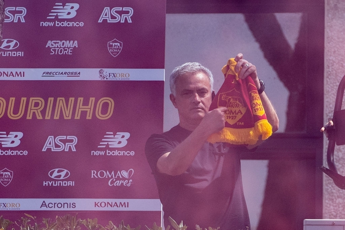 Người dân Roma đổ xô ra đường mở hội chào đón tân HLV Mourinho - Ảnh 6.