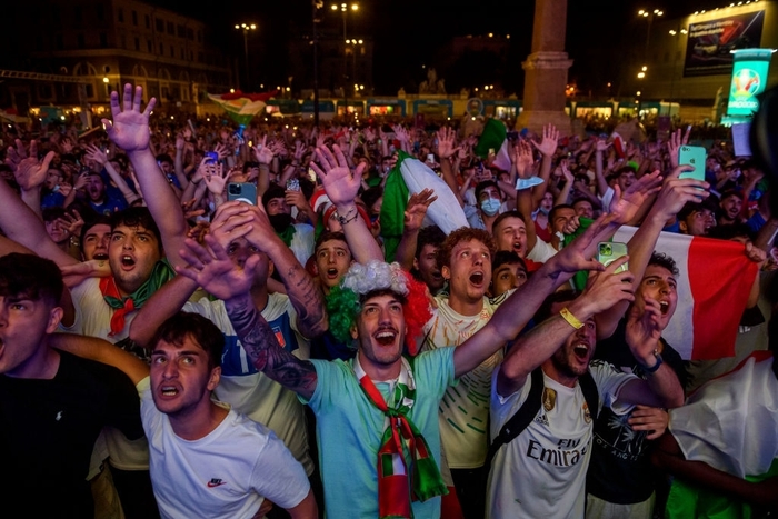 Fan Ý ăn mừng cuồng nhiệt sau khi đội nhà giành vé vào bán kết Euro 2020 - Ảnh 1.