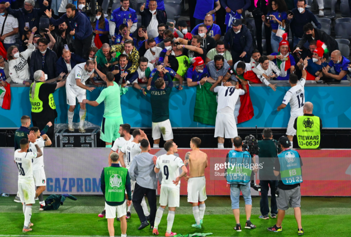 Cầu thủ Ý tiến vào khán đài, ôm chầm lấy CĐV để ăn mừng chiến thắng oanh liệt ở tứ kết Euro - Ảnh 4.