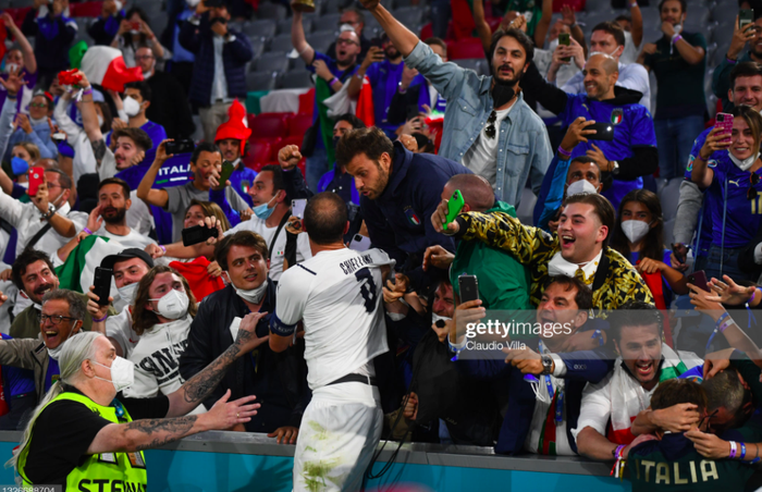 Cầu thủ Ý tiến vào khán đài, ôm chầm lấy CĐV để ăn mừng chiến thắng oanh liệt ở tứ kết Euro - Ảnh 5.