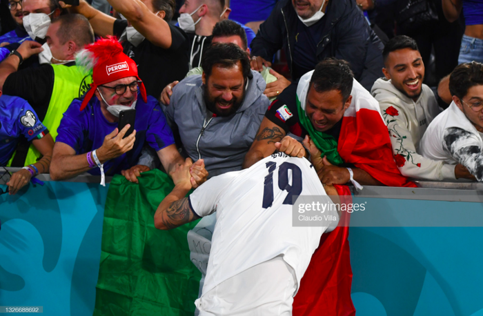 Cầu thủ Ý tiến vào khán đài, ôm chầm lấy CĐV để ăn mừng chiến thắng oanh liệt ở tứ kết Euro - Ảnh 6.