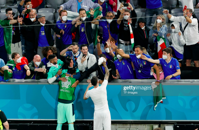 Cầu thủ Ý tiến vào khán đài, ôm chầm lấy CĐV để ăn mừng chiến thắng oanh liệt ở tứ kết Euro - Ảnh 7.