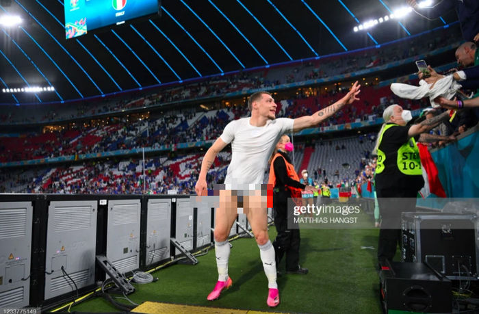 Cầu thủ Ý tiến vào khán đài, ôm chầm lấy CĐV để ăn mừng chiến thắng oanh liệt ở tứ kết Euro - Ảnh 8.
