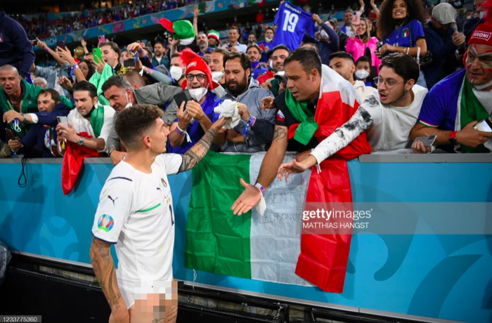Cầu thủ Ý tiến vào khán đài, ôm chầm lấy CĐV để ăn mừng chiến thắng oanh liệt ở tứ kết Euro - Ảnh 9.