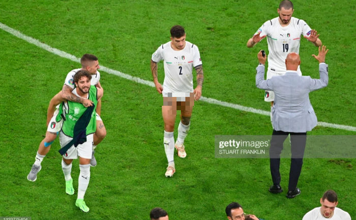 Cầu thủ Ý tiến vào khán đài, ôm chầm lấy CĐV để ăn mừng chiến thắng oanh liệt ở tứ kết Euro - Ảnh 10.