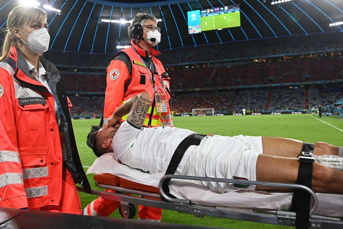 Cầu thủ Italy có hành động cực đẹp sau chấn thương nặng của đồng đội Leonardo Spinazzola - Ảnh 3.
