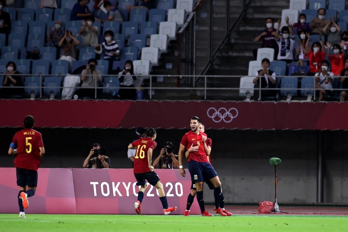 Lập hattrick chỉ trong 30 phút, tiền đạo Tây Ban Nha đi vào lịch sử Olympic  - Ảnh 3.