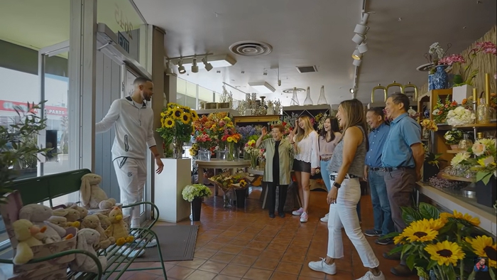 Stephen Curry học cắm hoa trong khi đi thăm các doanh nghiệp bị ảnh hưởng bởi đại dịch - Ảnh 1.