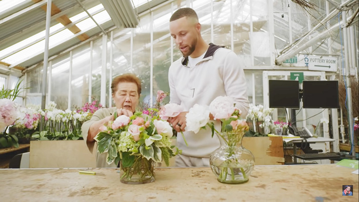 Stephen Curry học cắm hoa trong khi đi thăm các doanh nghiệp bị ảnh hưởng bởi đại dịch - Ảnh 2.