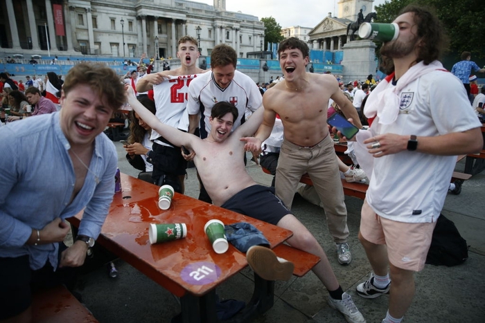 Fan tuyển Anh vỡ òa hạnh phúc, liên tục lột đồ ăn mừng khi chứng kiến đội nhà đè bẹp Ukraine - Ảnh 5.
