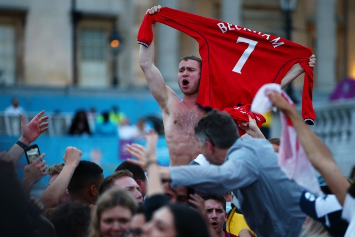 Fan tuyển Anh vỡ òa hạnh phúc, liên tục lột đồ ăn mừng khi chứng kiến đội nhà đè bẹp Ukraine - Ảnh 4.