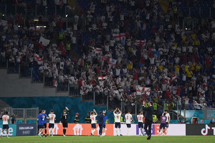 Fan tuyển Anh ăn mừng cuồng nhiệt khi đội nhà &quot;hủy diệt&quot; Ukraine, lọt vào bán kết Euro 2020 - Ảnh 1.