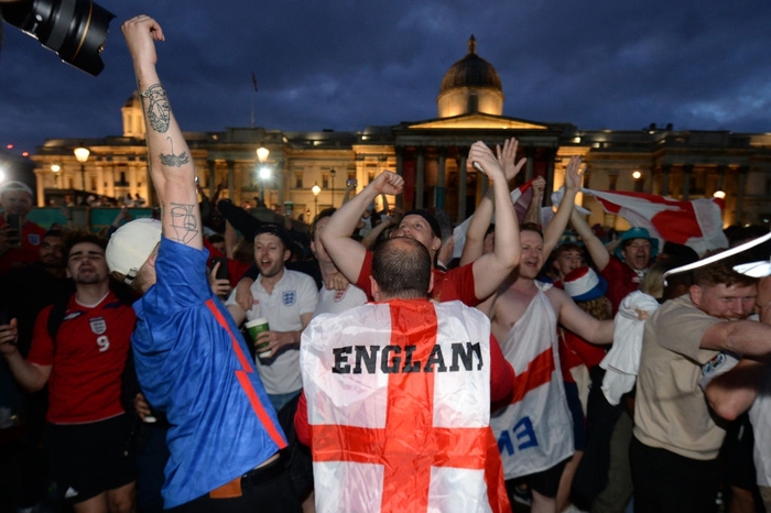 Fan tuyển Anh ăn mừng cuồng nhiệt khi đội nhà &quot;hủy diệt&quot; Ukraine, lọt vào bán kết Euro 2020 - Ảnh 9.