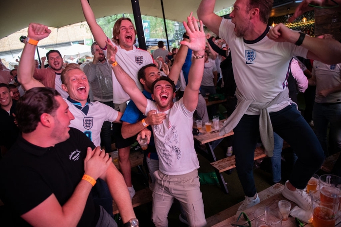 Fan tuyển Anh vỡ òa hạnh phúc, liên tục lột đồ ăn mừng khi chứng kiến đội nhà đè bẹp Ukraine - Ảnh 3.