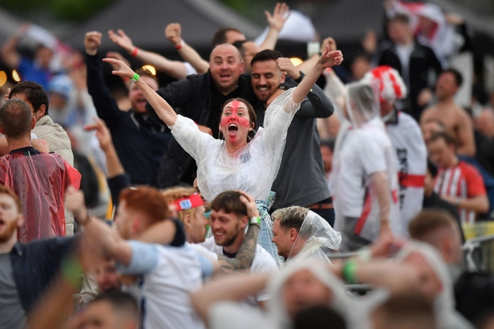 Fan tuyển Anh vỡ òa hạnh phúc, liên tục lột đồ ăn mừng khi chứng kiến đội nhà đè bẹp Ukraine - Ảnh 2.