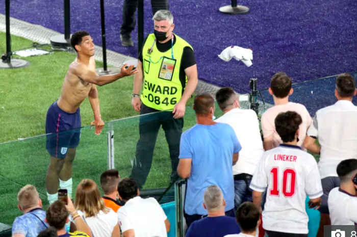 Cầu thủ Anh cởi áo ném tặng fan sau trận tứ kết Euro 2020 - Ảnh 1.