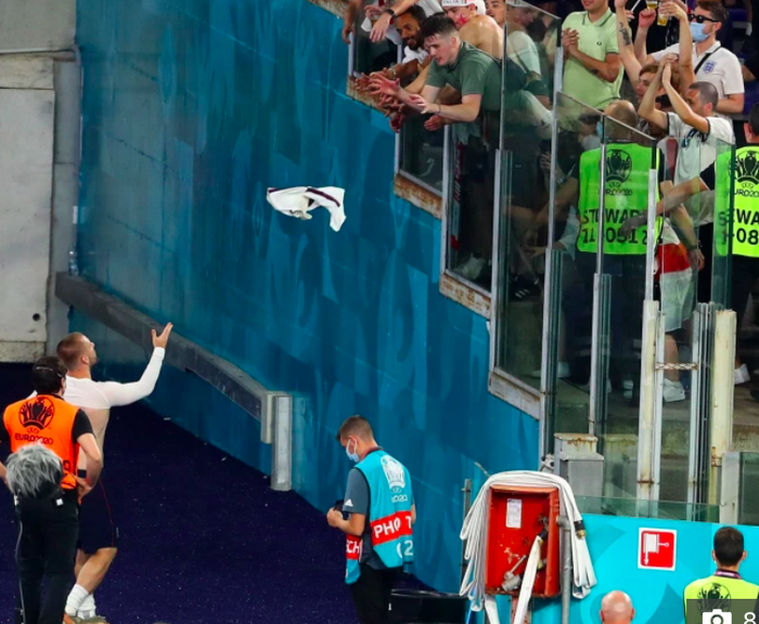 Cầu thủ Anh cởi áo ném tặng fan sau trận tứ kết Euro 2020 - Ảnh 2.