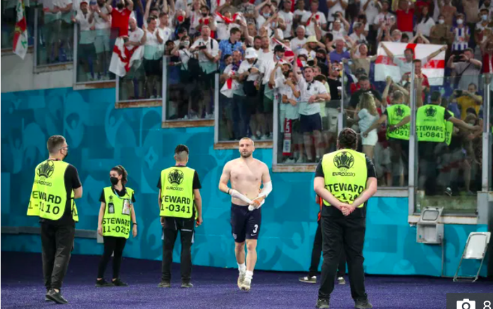 Cầu thủ Anh cởi áo ném tặng fan sau trận tứ kết Euro 2020 - Ảnh 3.