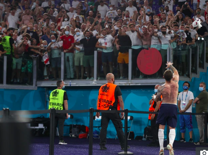 Cầu thủ Anh cởi áo ném tặng fan sau trận tứ kết Euro 2020 - Ảnh 4.