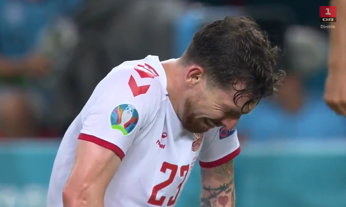 Khoảnh khắc xúc động: Tiền vệ tuyển Đan Mạch khuỵu gối, khóc nấc lên thành tiếng khi đội nhà giành vé vào bán kết Euro - Ảnh 2.