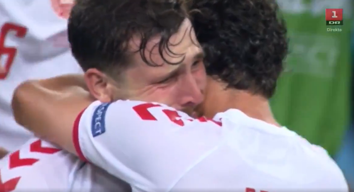 Khoảnh khắc xúc động: Tiền vệ tuyển Đan Mạch khuỵu gối, khóc nấc lên thành tiếng khi đội nhà giành vé vào bán kết Euro - Ảnh 3.