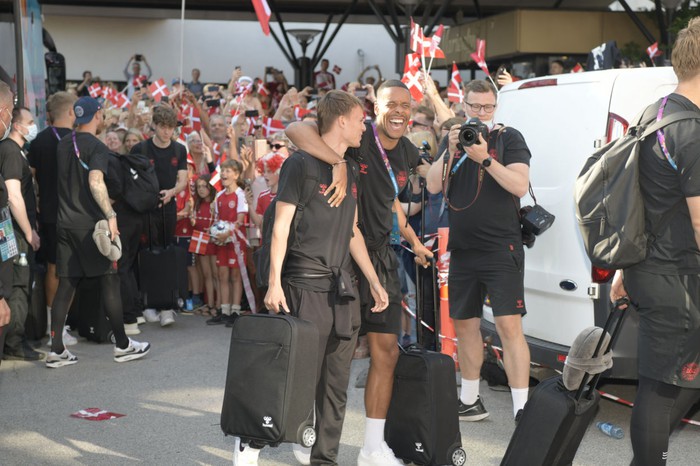 Đội tuyển Đan Mạch được chào đón như những người hùng khi về nước, các fan &quot;nhuộm đỏ&quot; từ sân bay tới khách sạn - Ảnh 6.