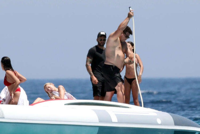 Ronaldo de Lima gây chú ý khi đi nghỉ dưỡng cùng bạn gái  - Ảnh 3.