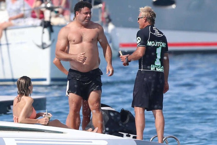 Ronaldo de Lima gây chú ý khi đi nghỉ dưỡng cùng bạn gái  - Ảnh 2.