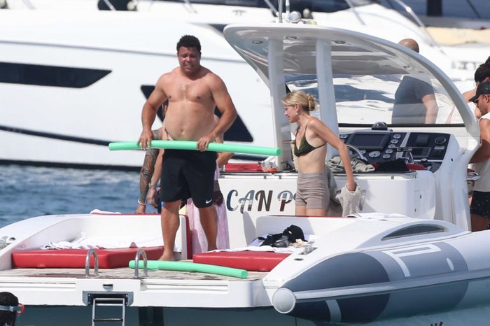 Ronaldo de Lima gây chú ý khi đi nghỉ dưỡng cùng bạn gái  - Ảnh 4.