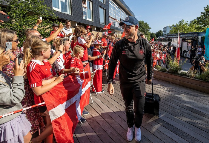 Đội tuyển Đan Mạch được chào đón như những người hùng khi về nước, các fan &quot;nhuộm đỏ&quot; từ sân bay tới khách sạn - Ảnh 4.