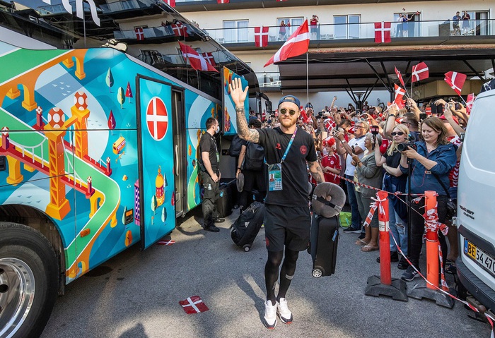 Tuyển Đan Mạch được chào đón như những người hùng khi về nước, các fan nhuộm đỏ khắp con đường từ sân bay tới khách sạn - Ảnh 1.