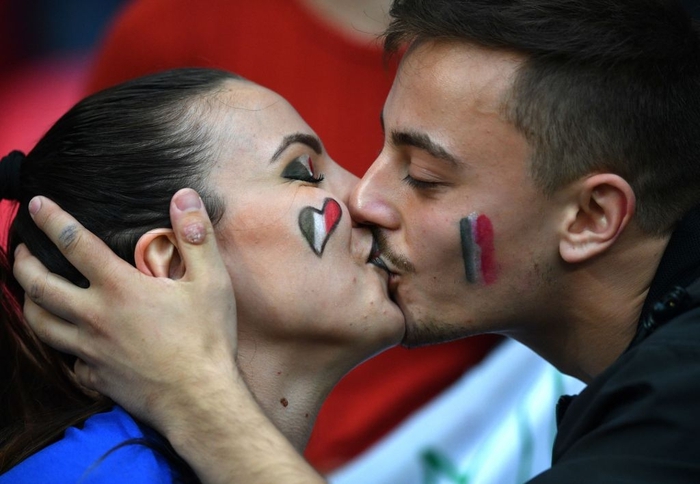 Ấn tượng sâu sắc về fan Ý và Tây Ban Nha: Những nụ hôn cháy bỏng, những bóng hồng trên khán đài và thông điệp chế nhạo fan tuyển Anh - Ảnh 10.