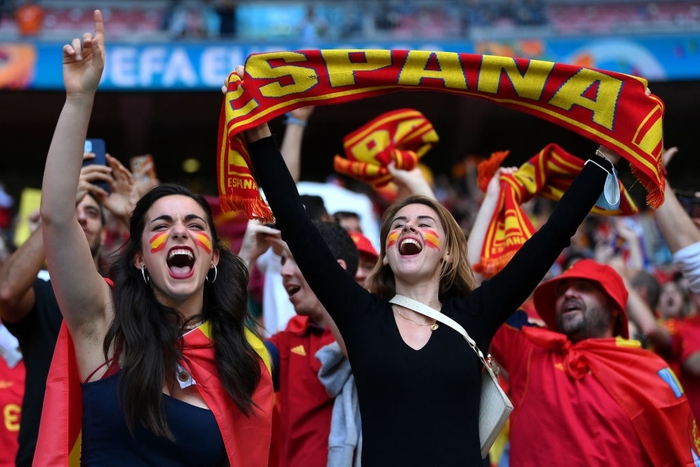 Trước trận bán kết Euro 2020, CĐV Tây Ban Nha thể hiện độ cuồng nhiệt trên khán đài - Ảnh 3.