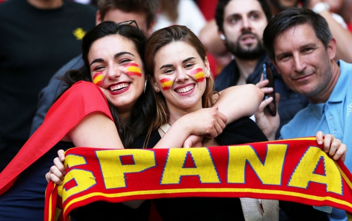 Trước trận bán kết Euro 2020, CĐV Tây Ban Nha thể hiện độ cuồng nhiệt trên khán đài - Ảnh 4.