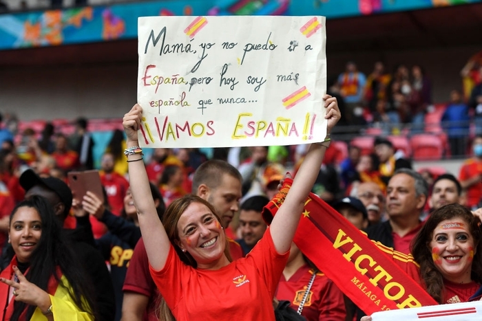 Trước trận bán kết Euro 2020, CĐV Tây Ban Nha thể hiện độ cuồng nhiệt trên khán đài - Ảnh 6.