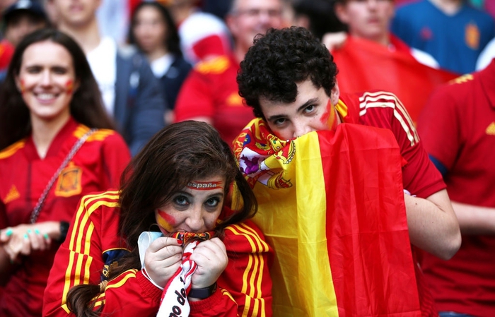 Trước trận bán kết Euro 2020, CĐV Tây Ban Nha thể hiện độ cuồng nhiệt trên khán đài - Ảnh 5.