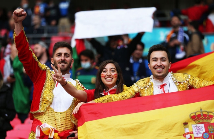 Trước trận bán kết Euro 2020, CĐV Tây Ban Nha thể hiện độ cuồng nhiệt trên khán đài - Ảnh 7.