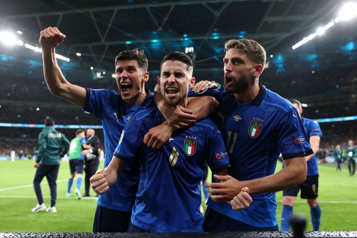 Tuyển Italy ăn mừng cuồng nhiệt sau chiến thắng tại bán kết Euro 2020 - Ảnh 3.