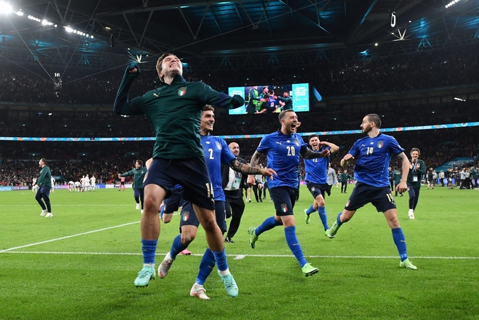 Tuyển Italy ăn mừng cuồng nhiệt sau chiến thắng tại bán kết Euro 2020 - Ảnh 4.