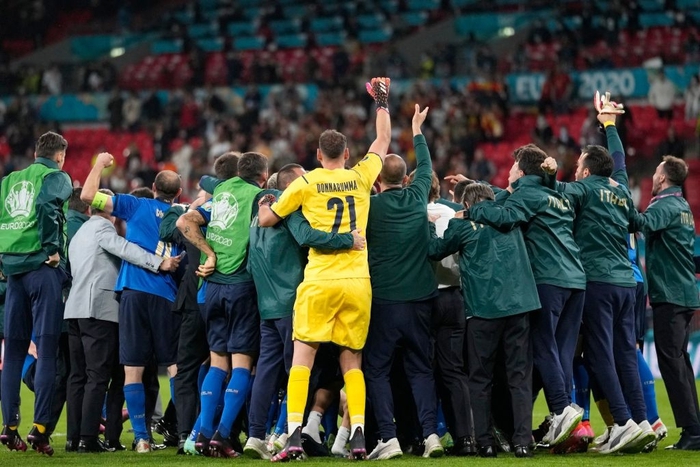 Tuyển Italy ăn mừng cuồng nhiệt sau chiến thắng tại bán kết Euro 2020 - Ảnh 10.