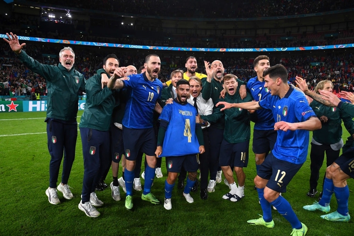 Tuyển Italy ăn mừng cuồng nhiệt sau chiến thắng tại bán kết Euro 2020 - Ảnh 6.