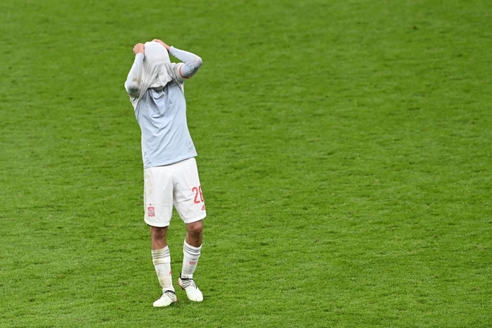Các cầu thủ Tây Ban Nha bật khóc, lặng đi sau thất bại tại bán kết Euro 2020 - Ảnh 4.