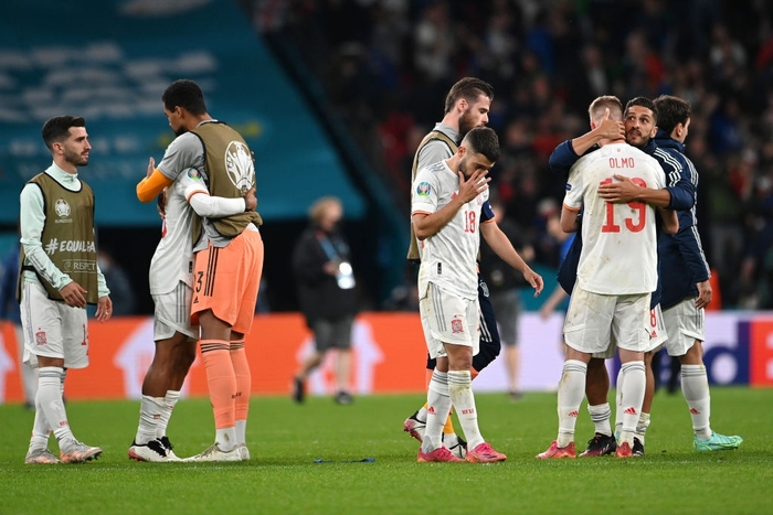 Các cầu thủ Tây Ban Nha bật khóc, lặng đi sau thất bại tại bán kết Euro 2020 - Ảnh 3.