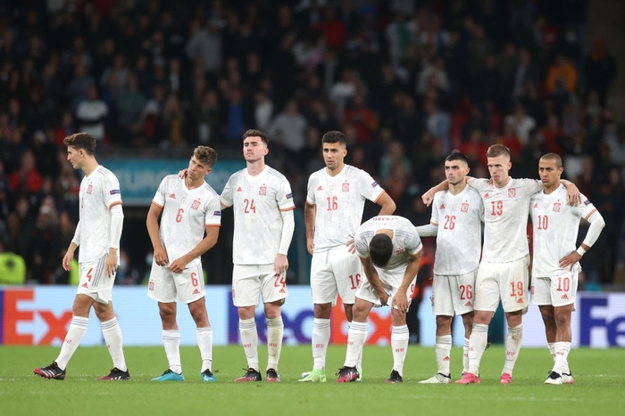 Các cầu thủ Tây Ban Nha bật khóc, lặng đi sau thất bại tại bán kết Euro 2020 - Ảnh 1.