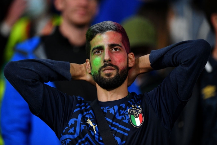 CĐV tuyển Ý khoá môi đắm đuối mừng vé dự chung kết Euro 2020 - Ảnh 1.